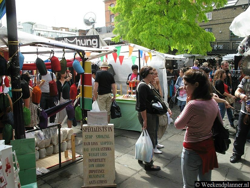 De Camden Lock Market is een markt met veel eetstalletjes en terrasjes aan het water. Verder vind je op deze markt handgemaakte artikelen, sieraden, boeken en tweedehands kleding.Tips:  De markten van Londen.