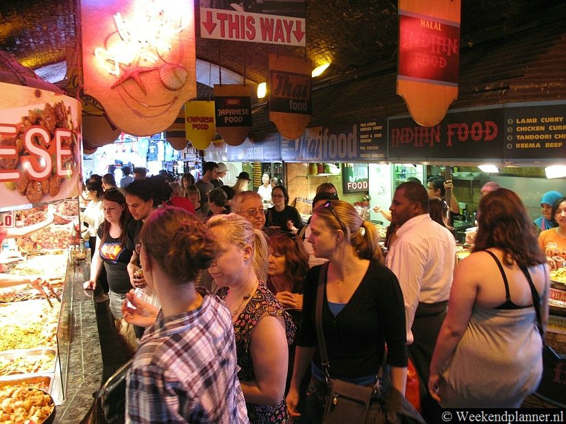 Op de Camden Lock Market zijn veel eetstalletjes. Tips:  Lekker eten in Londen.