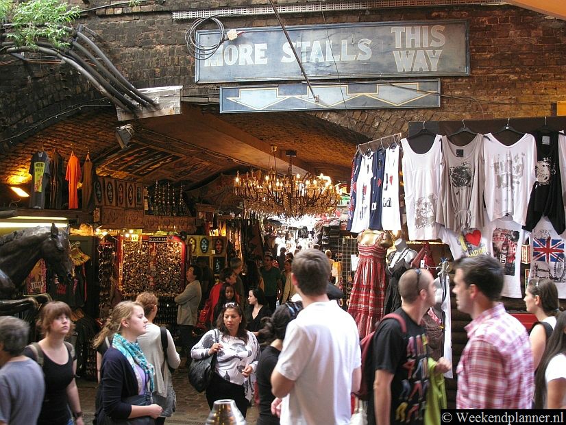 De Camden Stables Market onder de spoorweg is de meest bijzondere markt van Camden Town. Honderd jaar geleden leefden hier de paarden van de spoorwegen. In de vroegere stallen en gangen is nu de Stables Market. Tips:  Meer over de Camden Market.