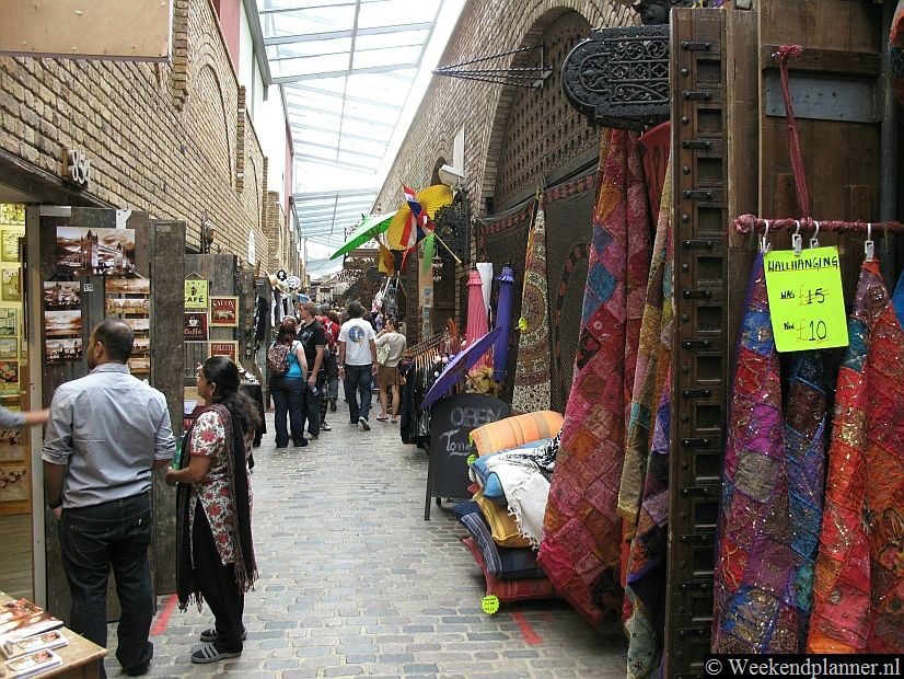 In de Stables Market vind je kleding, verzamelobjecten en bric-a-brac. Ook is er alternatieve mode zoals bijvoorbeeld kleding voor goths en cybergoths. Tips:  Meer over winkelen in Londen.