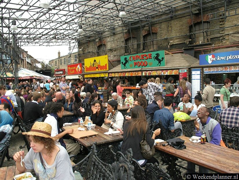 De Camden Market bestaat eigenlijk uit zes bijzondere markten die naast elkaar liggen bij een sluis in de wijk Camden. Hier kun je lekker en goedkoop eten maar je vindt er ook goedkope en bijzondere kleding, antiek en curiosa. Tips:  Meer over de Camden Market.