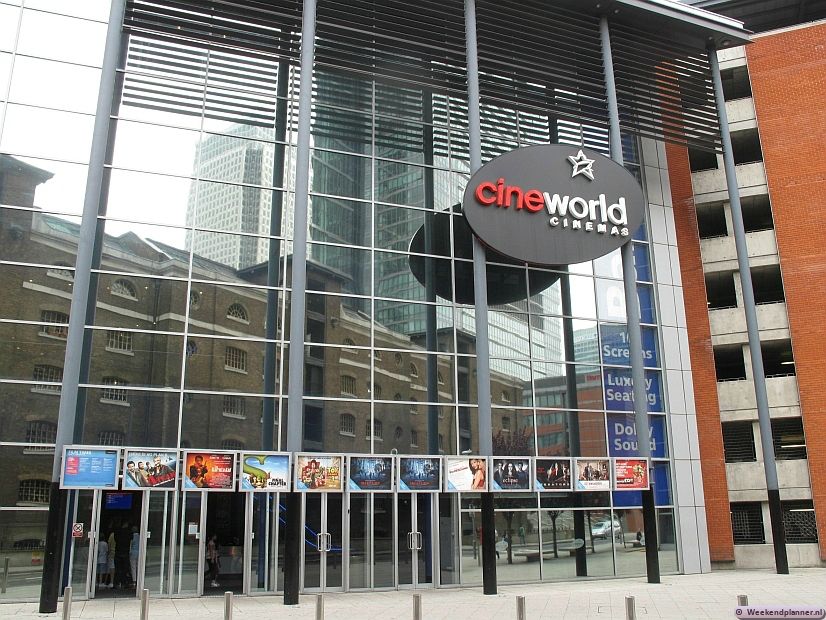Tussen de pakhuizen rond West Inda Quay staat deze grote bioscoop.Tips: De  attracties van Docklands en Canary Wharf .