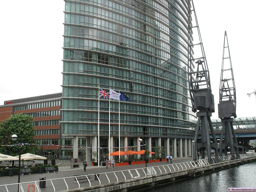 Ooit was Docklands de haven van Londen. Hier zie je nog oude kranen voor het luxe Marriott West India Quay Hotel. Op de West India Quay werd vroeger suiker overgeladen.  Tips: De hotels in Docklands.