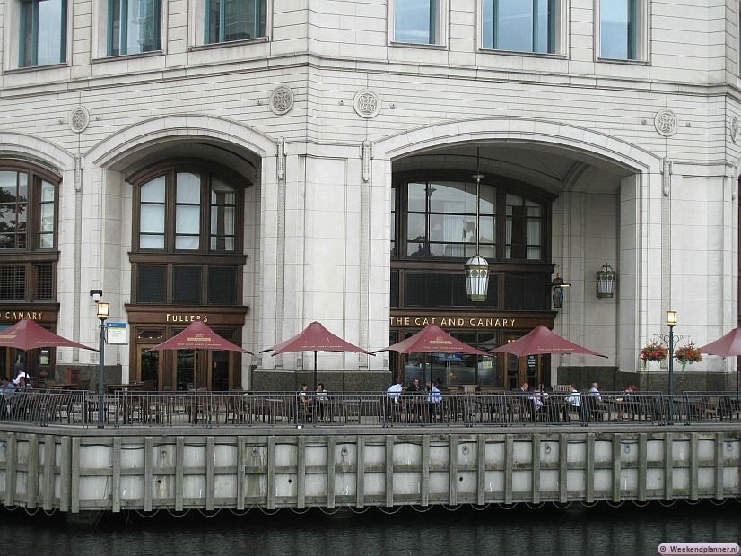 Tegenover de West India Quay en naast winkelcentrum Cabot Place ligt dit leuke terras aan het water.