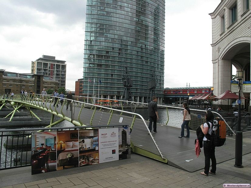Docklands is vanaf Bank en Tower Hill met de DLR trein in 15 minuten te bereiken. De Jubilee Line doet ook Canary Wharf aan. Tips: De  metro en DLR naar Docklands.