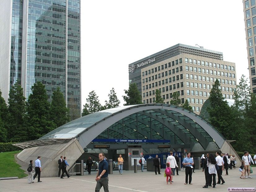 Het metrostation van Canary Wharf, ongeveer vijf minuten lopen van West India Quay.Tips: Reizen met de metro in Londen.