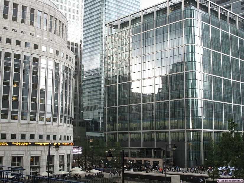 In Canary Wharf is persbureau Reuters gevestigd in het ronde gebouw links op de foto. Tips: De attracties in Docklands en Canary Wharf.