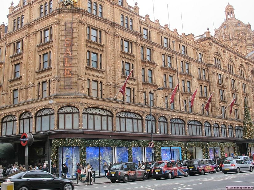 De etalages van Harrods zijn een bezienswaardigheid op zich. De etalages van Harrods zijn wereldberoemd. In december pakken de etaleurs extra uit. Tip: Shoppen in Londen..