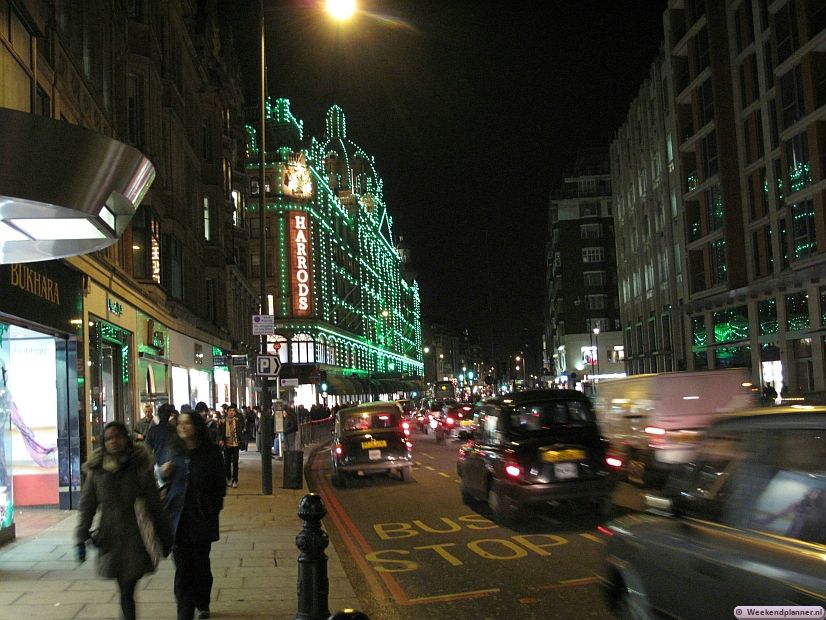 Het warenhuis ligt aan de winkelstraat Brompton Road, niet ver van Hyde Park in de wijk Knightsbridge. Tip: Shoppen in Knightsbridge..