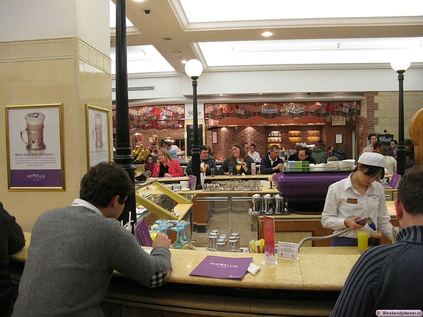 In Harrods kun je ook eten maar goedkoop is het niet.