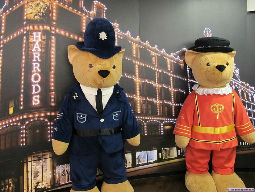 Deze beren zijn een symbool van Harrods. Je kunt ze in veel maten in Harrods kopen.