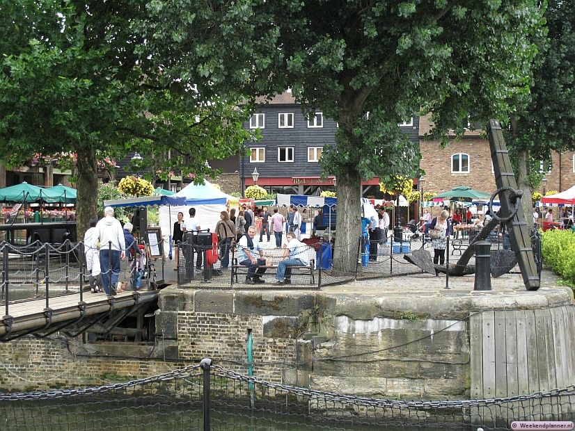 Op de vrijdagmarkt van St Katharine Docks kun je lekkere hapjes kopen en ter plekke opeten.  Tips: De markten in Londen.