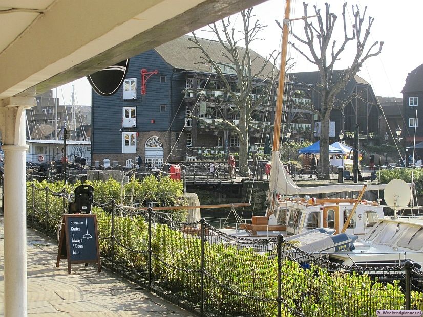 Als je aan de drukte van Londen wilt ontsnappen dan kun je hier op een terrasje zitten. Bij de bakker van St Katharine Docks kun je goedkoop ontbijten. Tip: De attracties van  St Katharine Docks.
