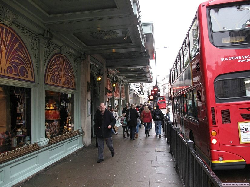Het warenhuis Fortnum & Mason bestaat al sinds 1707. De tijd lijkt er stil te staan. Ook als je niet van winkelen houdt  is Fortnum & Mason een bezoek zeker waard. Tips: Het warenhuis Fortnum & Mason is ook online.