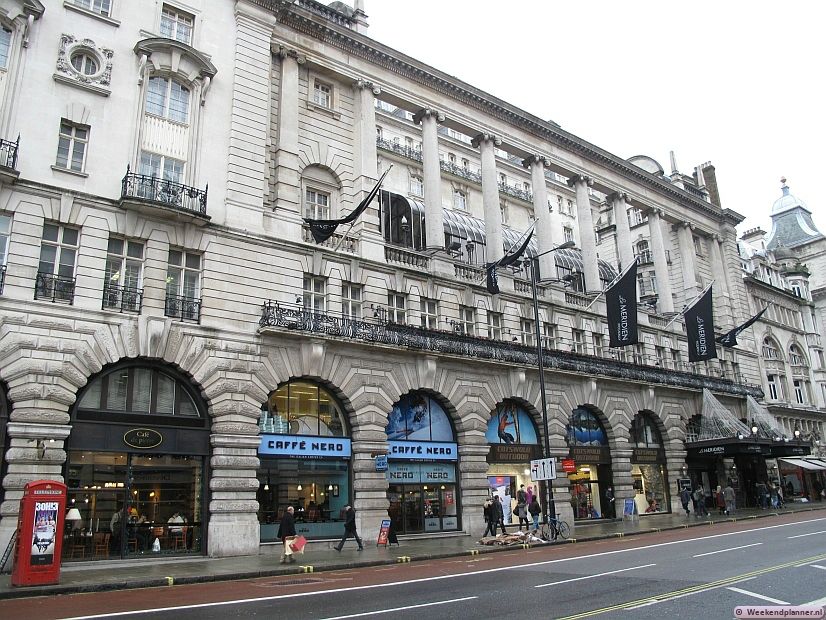 In deze winkelstraat vind je het historische warenhuis Fortnum & Mason (1707), de oudste boekwinkel van Londen Hatchards (1797) en drie 19de-eeuwse winkelgalerijen. Foto's van het warenhuis Fortnum & Mason.