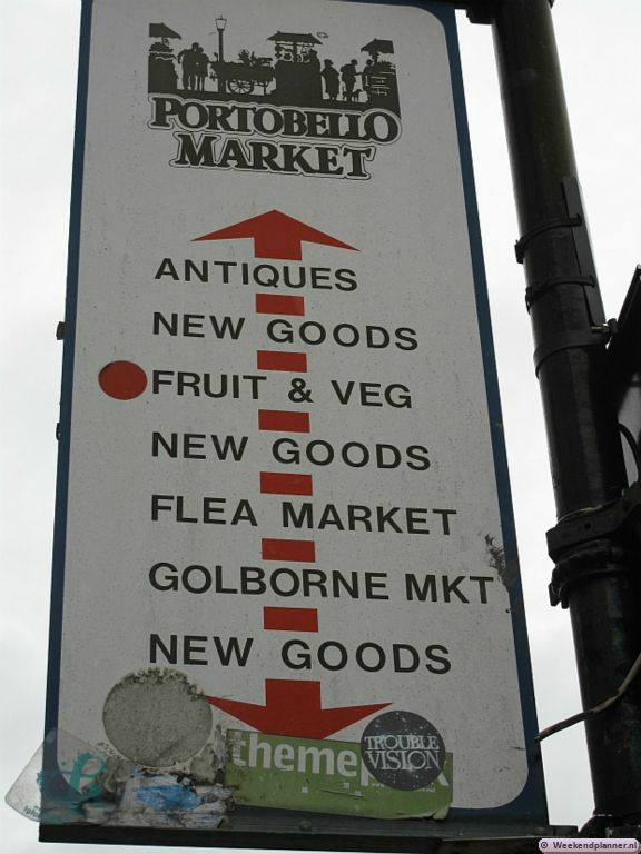 De markt bestaat uit verschillende delen. Zo is er een deel met antiek en een deel met groenten. Op de borden wordt met een rode stip aangegeven waar je bent. Tips: Een bezoek aan de Portobello Market.