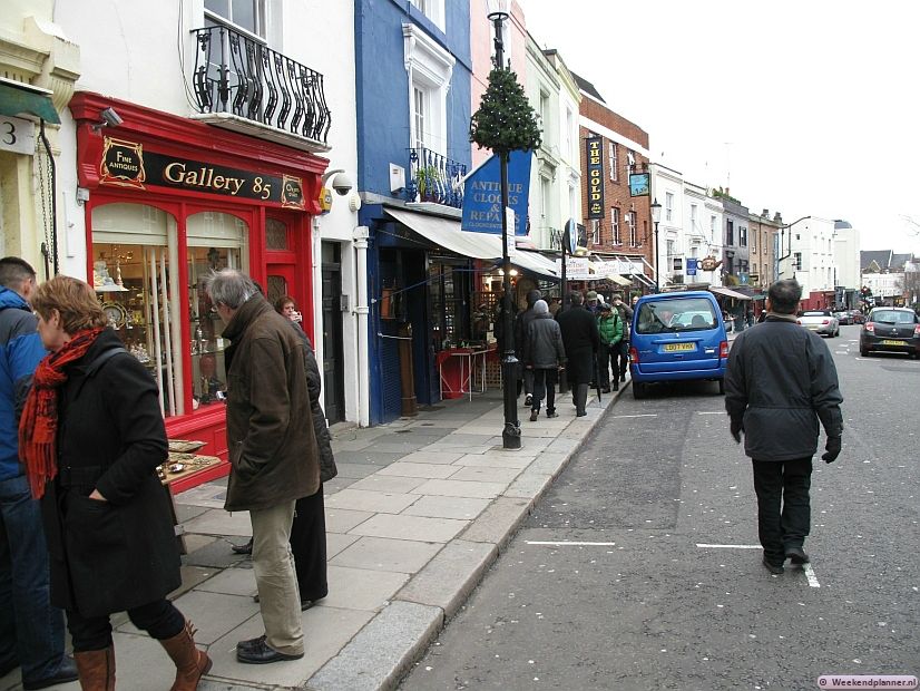 Door de week is er alleen een groentemarkt op Portobello Road. Er is geen antiekmarkt maar dan pas zie je de vele leuke antiek- en rommelwinkeltjes op de zijde van Portobello Road waar in het weekend de antiekmarkt is.  Foto's van  Notting Hill in Londen..