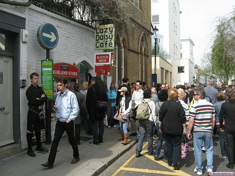 In het weekend zou je het door de drukte bijna over het hoofd zien maar in Portobello Road zijn veel bijzondere winkeltjes, eethuisjes en pubs. Tips: Het trendy Notting Hill in Londen..