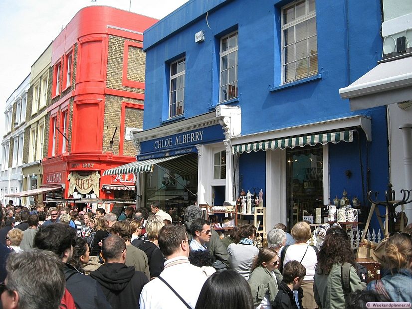 In de Portobello Road in de wijk Notting Hill is er iedere dag een markt. De beroemde antiek en rommelmarkt is echter alleen in het weekend. In het weekend is het dan ook erg druk op de markt.  Tips: Het trendy Notting Hill in Londen..
