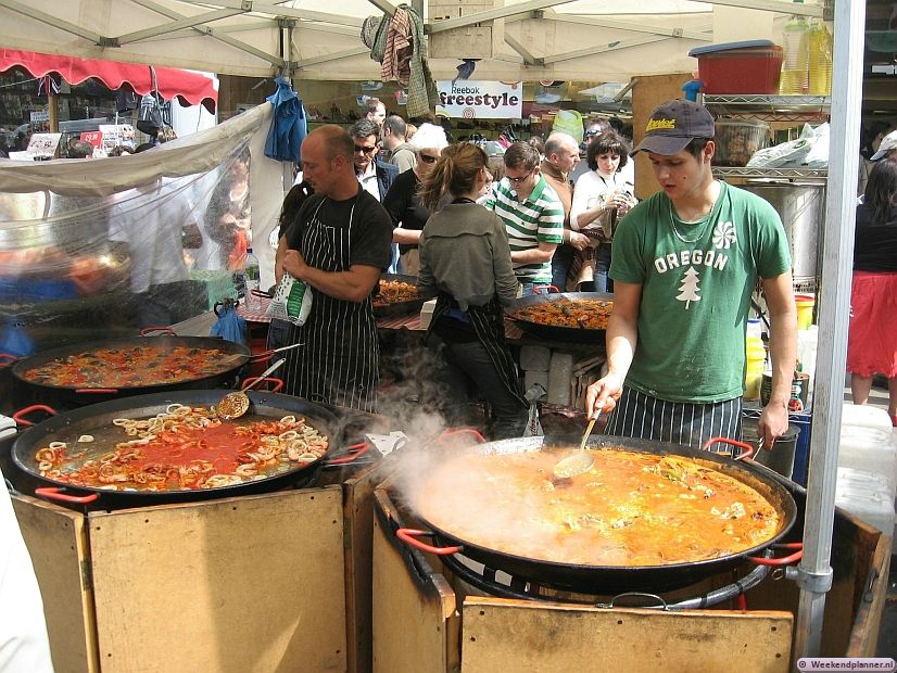 In het weekend wordt er op Portobello Road ook warm eten klaargemaakt. Rondom de markt zijn echter ook veel eethuisjes. Tips: Lekker eten in Londen..