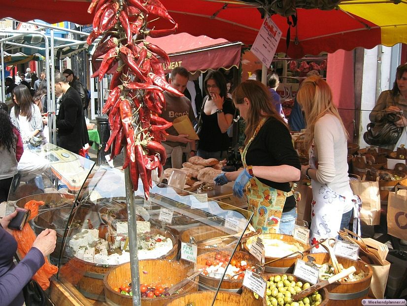 Op de markt van Portobello Road kun je in het weekend lekker eten. Tips: De markten van Londen..