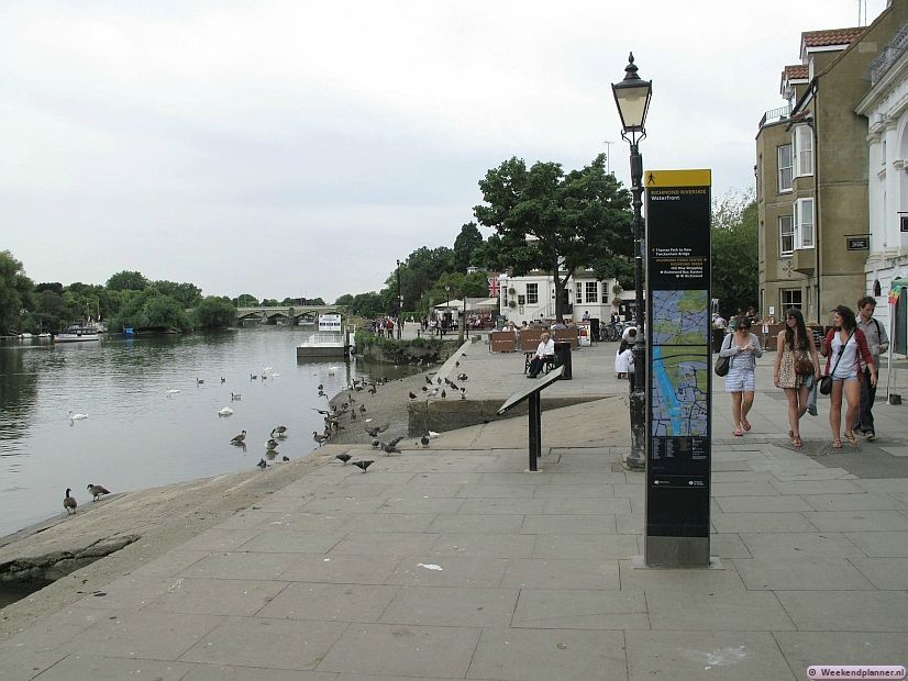 In het weekend zijn er veel wandelaars en fietsers langs de Theems. Je kunt er fietsen en bootjes huren.  Tips: Wandelen en fietsen langs de Theems.