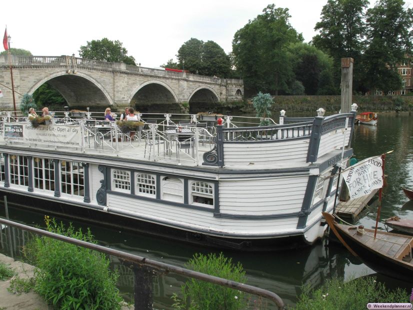 Dit bootrestaurant ligt voor de brug bij Richmond. Je kunt er ook bootjes huren.Tips: De attracties van Richmond.