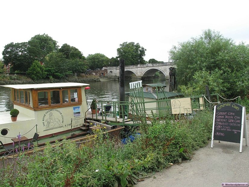 Dit is de River Thames bezoekerscentrum. Je kunt er aan boord ook iets drinken en eten. De boot ligt bij de brug.