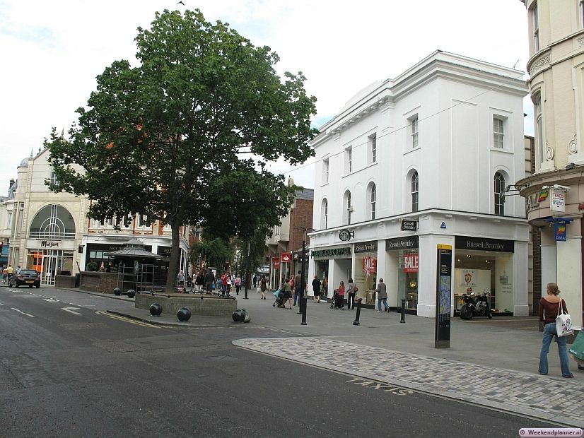 De attracties van Richmond zijn de winkels in de binnenstad, de ligging aan de rivier, Hampton Court Palace, Richmond Park en Kew Gardens. Tips: Foto's  van Kew Gardens.