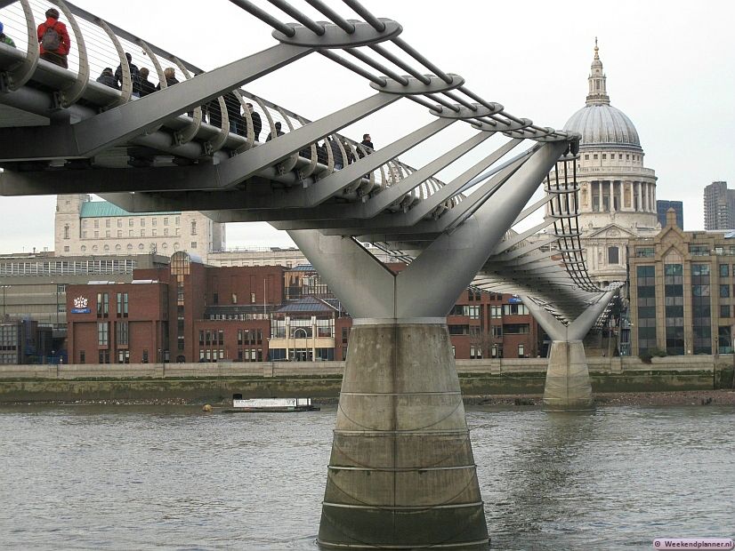 Tegenover het museum Tate Modern kun je via de Millennium Bridge de Theems oversteken naar de City. Aan de overkant sta je bijna voor de St Paul's Cathedral. Tips: De City of London ligt op de andere oever.