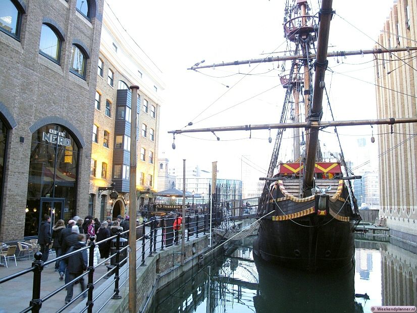 Een paar minuten lopen van de Borough Market ligt de Theems. Hier zie je een replica van het 16de-eeuwse oorlogsschip The Golden Hinde. In dit deel van Southwark lag in de 12de eeuw Winchester Palace. Er zijn nog ruïnes van zien.  Tips: De attracties van Southwark.