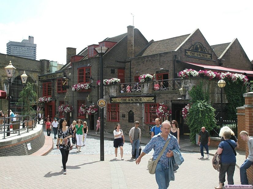 Dit is de historische pub The Anchor. Tijdens de grote brand van London lag hier al een pub. The Anchor is een leuke pub voor een bord Fish & Chips of een glas ale. Het eeuwenoude café bestaat uit kleine gangetjes en kamertjes. Tips: De historische pub The Anchor.