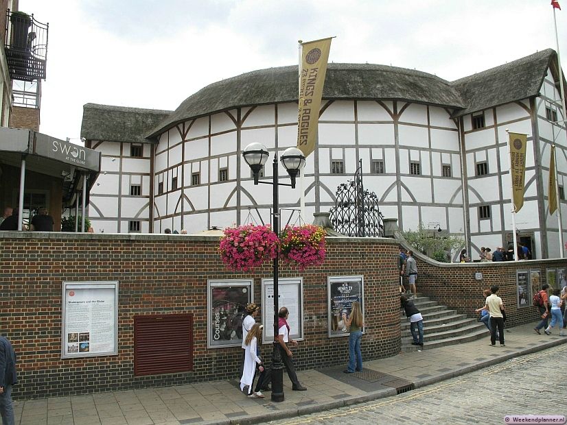 Naast de pub The Anchor ligt een replica van het theater van Shakespeare, The Globe. Iedere avond wordt er in het theater een stuk van Shakespeare gespeeld. Er zijn door rondleidingen door het gebouw. Tips: Naar het Globe Theatre van Shakespeare.