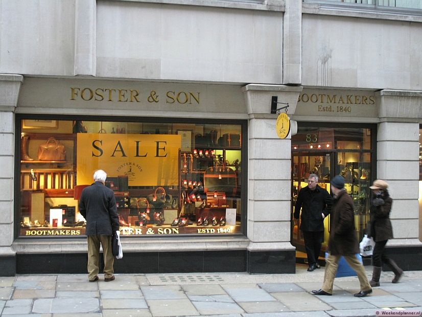 Bij Foster & Son op Jermyn Street 83 maken ze al sinds de 19de eeuw schoenen op maat. Het zal niet goedkoop zijn maar in de kerstvakantie hebben ze uitverkoop. Tips: De winkels van St James's.