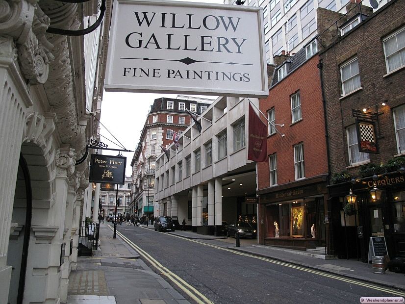 In Duke Street koop je wapens bij Peter Finer en olieverfschilderijen bij Willow Gallery. Op de achtergrond  zie je het Cavendish Hotel en Jermyn Street. Tips: De hotels in St James's en Piccadilly.