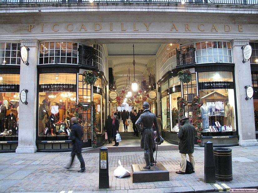 Tegenover de 19de-eeuwse Piccadilly Arcade in Jermyn Street staat een standbeeld van Beau Brummel (1778-1840). Deze Britse dandy staat model voor de Britse gentleman en zijn leefstijl. Tips: De 19de-eeuwse Piccadilly Arcade in Jermyn Street .