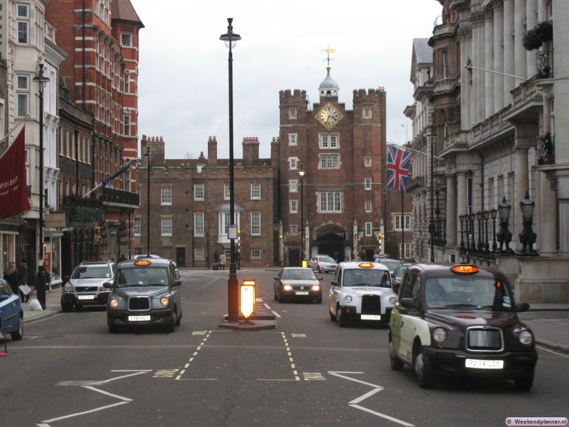 Dit is de St James Street , een zijstraat van Piccadilly en Pall Mall, met op de achtergrond St James Palace. 