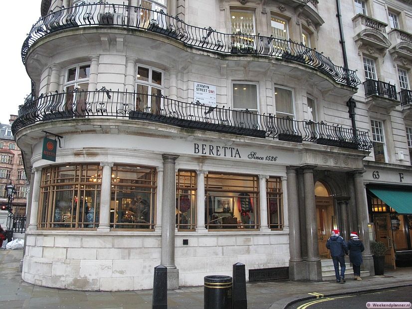 Bij Beretta in Jermyn Street koopt een heer of dame van stand al sinds1526 jachtkleding en wapens. In St. James's zijn veel  winkels die produkten verkopen die honderd jaar geleden bij de Britse aristocratie populair waren.