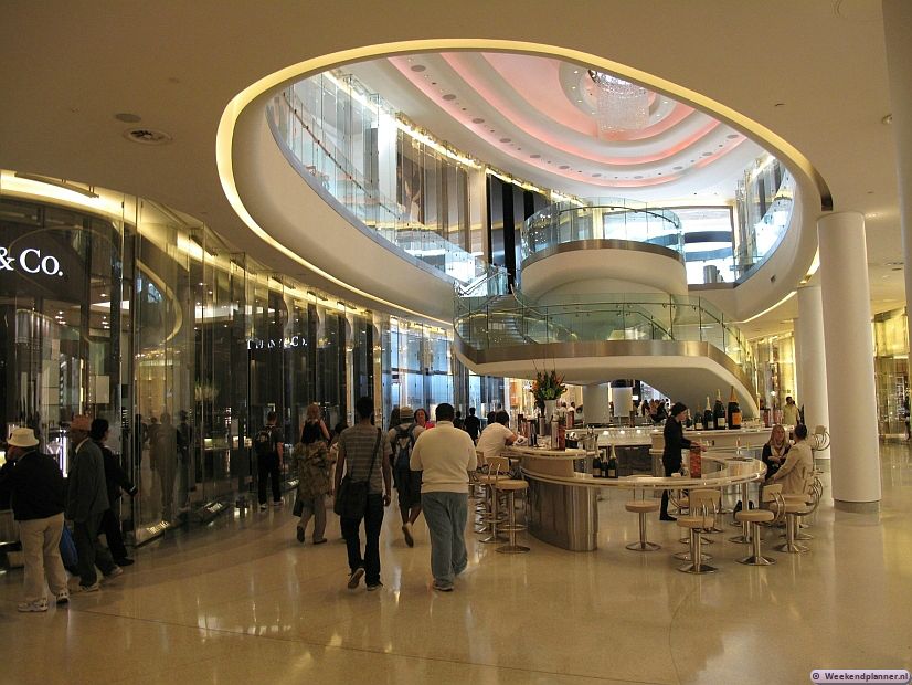 In het meest luxe deel, Village, vind je veertig winkels van merken als Louis Vuitton, Dior, Gucci, Tiffany, Prada en Jimmy Choo. In het midden van de Village is een champagne bar.