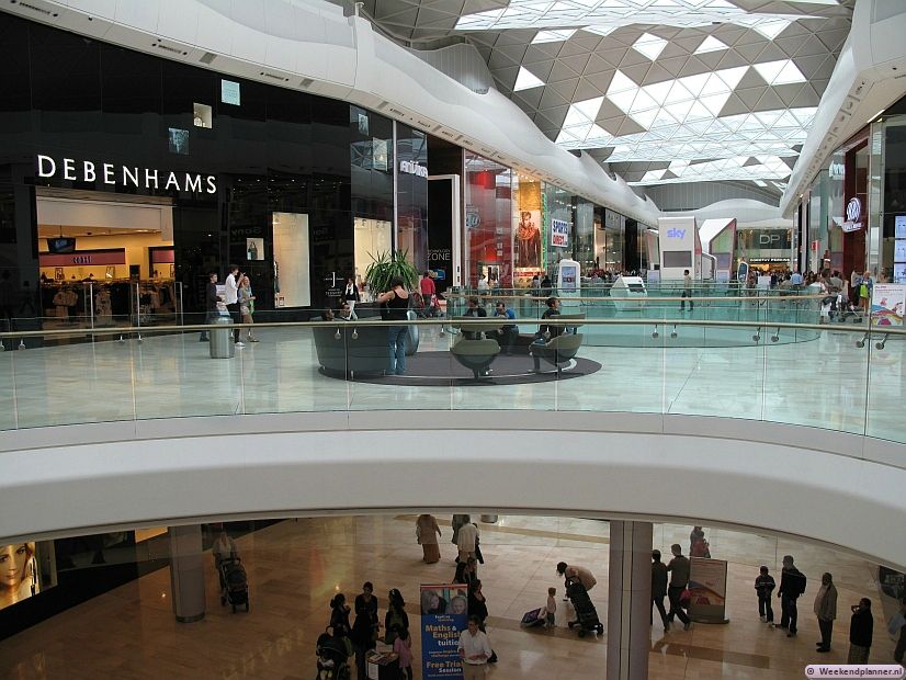  Op de hoeken van het winkelcentrum vind je grote vestigingen van Debenhams, Next, M&S en House of Fraser