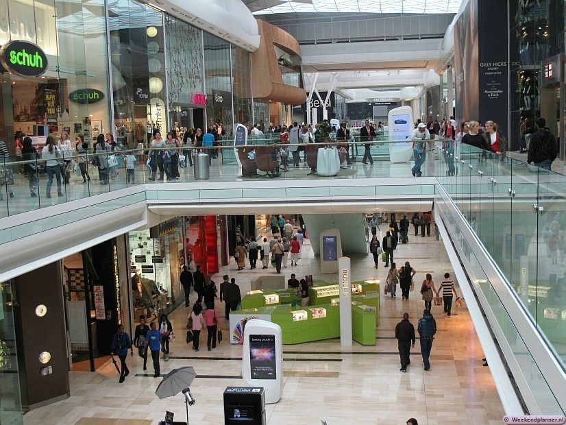 Westfield London is gevestigd in een groot gebouw met een dak van glas. Op een regenachtige dag kun je er toch lekker in daglicht shoppen of op een terrasje zitten. De uitverkoop is in juli en na de kerst tot eind januari. Tip: De uitverkoop in Londen.