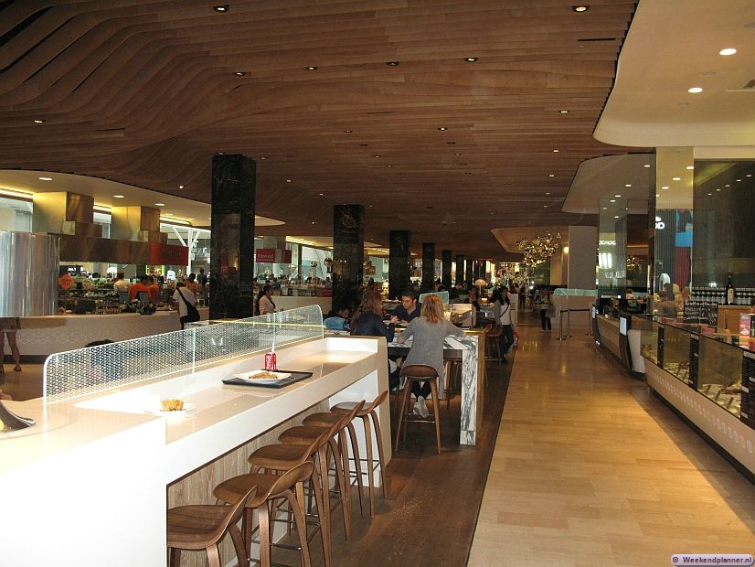 Als je hier in Westfield eet kan iedereen zijn eigen eten halen bij één van de eetstalletjes en dat samen aan tafel opeten.  Tip: Lekker eten in Londen.