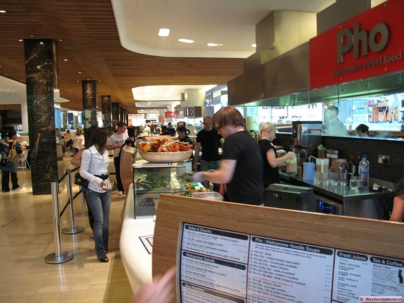 In Westfield London is op de eerste verdieping een grote Food Court. Je kunt hier "street food" en andere lekkere internationale maaltijden krijgen. Bij de tafels kun je dat opeten.  Tip: De Food-Court van Westfield.