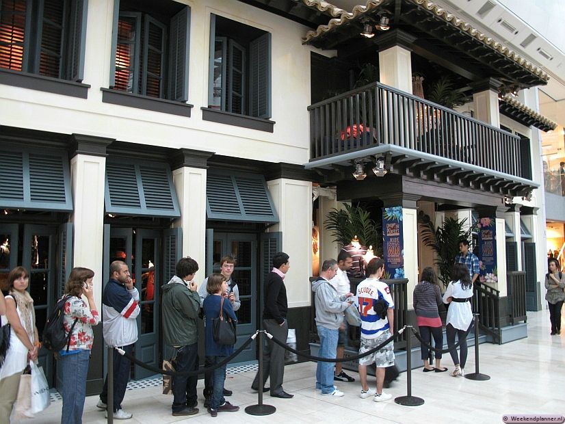 Ook Hollister heeft op Westfield London een vestiging. Bij Hollister staat in het weekend soms nog een rij maar in het winkelcentrum sta je tenminste warm en droog.