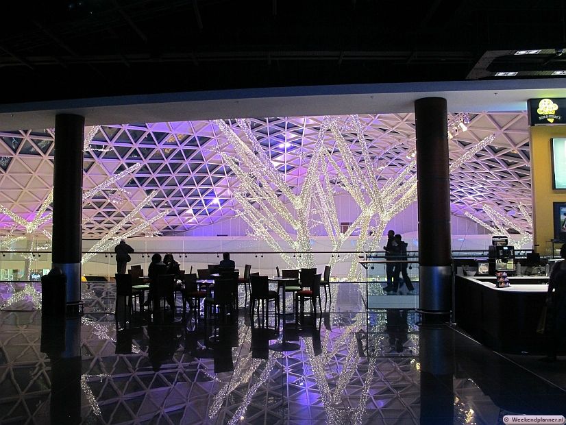 Dit is de hal van de grote bioscoop met 17 schermen in Westfield London. Een bioscoopkaartje is hier goedkoper dan die van een bioscoop aan Leicester Square in het centrum van Londen.