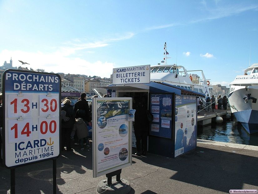Vanuit de haven van Marseille vertrekken rondvaartboten voor een rondvaart langs de kust. Een populaire bestemming is het gevangeniseiland Chateau d'If, bekend van de roman De graaf van Monte-Cristo, ongeveer 20 minuten varen van de haven. 