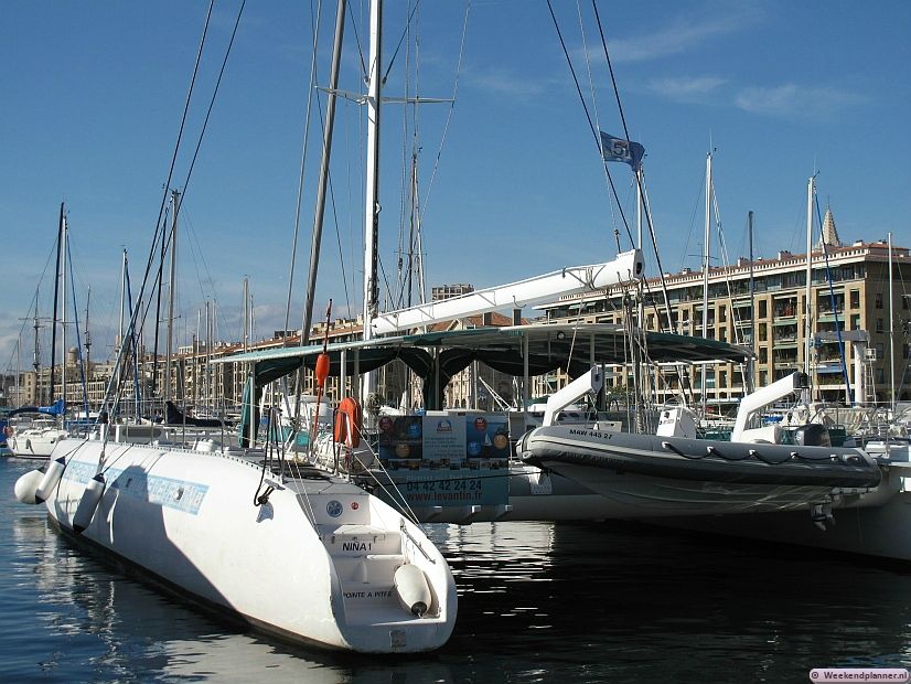 Op dit soort schepen kun je meevaren voor een vaartocht op zee of voor een avondje feesten voor de kust. Tips: De attracties van de oude haven van Marseille.