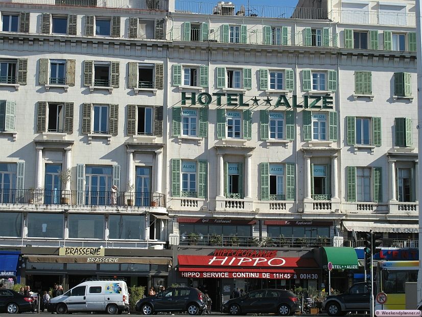 Op de Quai Des Belges ligt het driesterrenhotel Hotel Elize. Aan de voorzijde heeft het hotel een prachtig uitzicht op de haven. Aan de achterzijde liggen de belangrijkste winkelstraten van Marseille. Tips: Een weekend in Marseille.