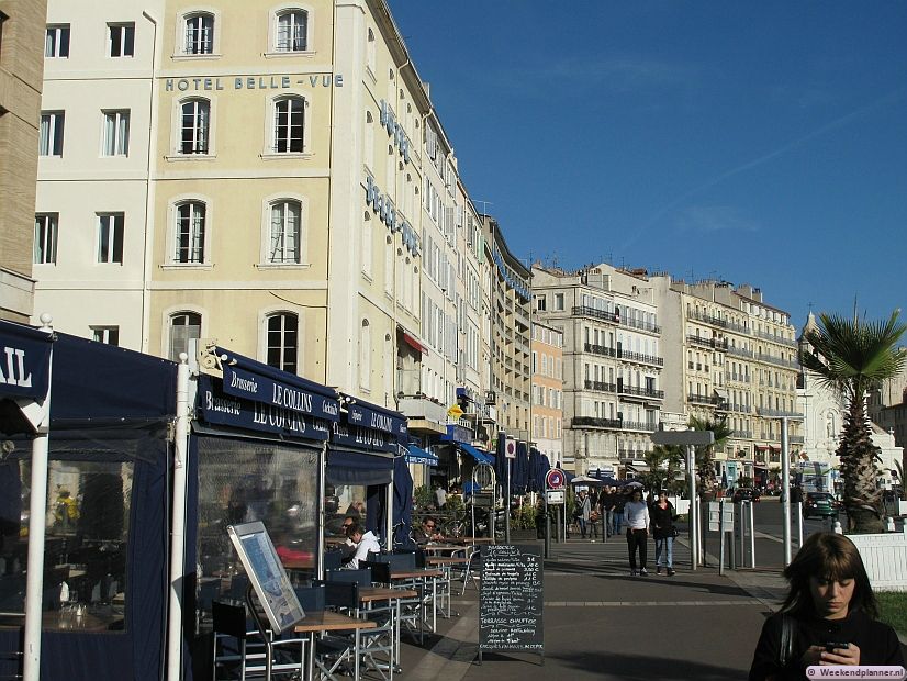 Langs de kades in de oude haven zijn heel veel restaurants en cafés. De horeca is één van de grootste attracties van Vieux Port.