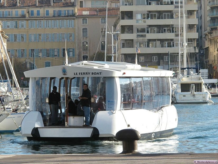 Je kunt gratis met deze veerboot naar de overkant van de haven varen. Tips: De oude haven van Marseille.